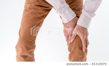 Senior man suffering from knee pain 85310979
