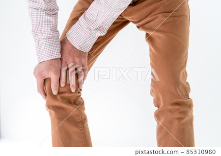 Senior man suffering from knee pain 85310980