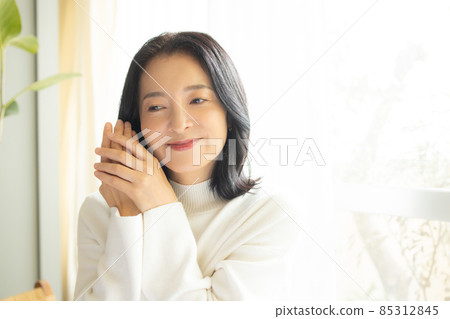 Middle woman in knit 85312845