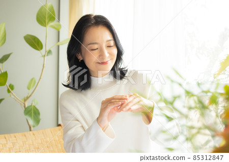 Middle woman in knit 85312847