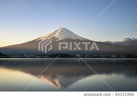 隆冬的紅富士,河口湖的絕景(倒富士) 隆冬的紅富士,河口湖的絕景(倒富士) 85313369