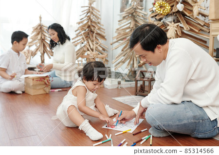Parents and Children Drawing Together Parents and Children Drawing Together 85314566