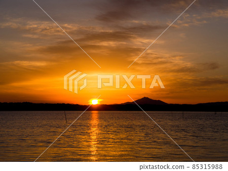 日沼夜景。夕陽西下筑波山腳下,橙色的雲朵像一把大傘,圍繞著它有趣而美麗。 日沼夜景。夕陽西下筑波山腳下,橙色的雲朵像一把大傘,圍繞著它有趣而美麗。 85315988