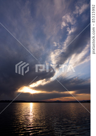 Evening view of Hinuma, Ibaraki Prefecture. The setting sun shines from the thick clouds, and Mt. Tsukuba looks small. 85315992