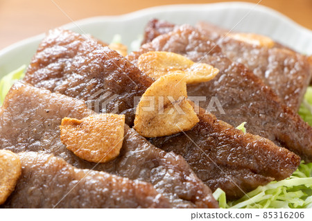 耐力牛肋骨烤肉。使用“三角玫瑰”，據說是先進的肋骨的罕見部分。 85316206