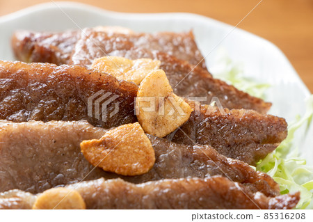 耐力牛肋骨烤肉。使用“三角玫瑰”，據說是先進的肋骨的罕見部分。 85316208