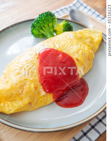 Omle rice wrapped in ketchup 85316223