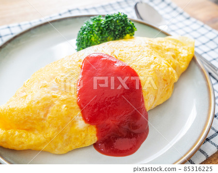 Omle rice wrapped in ketchup 85316225