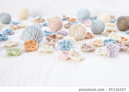 Pastel yarn and floral motifs 85316267