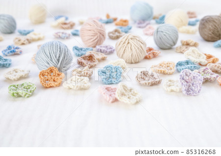 Pastel yarn and floral motifs 85316268