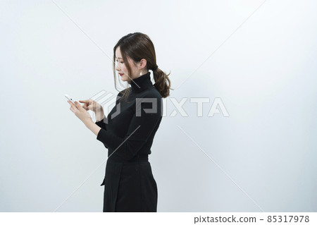 Woman using a smartphone 85317978