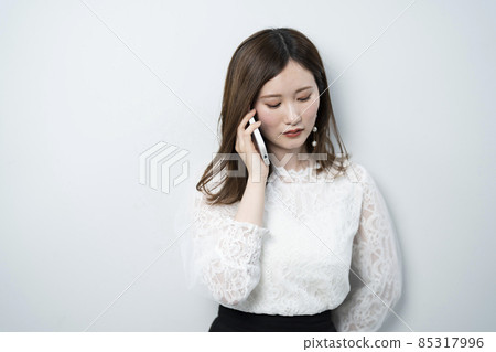 使用智能手機的女人 85317996