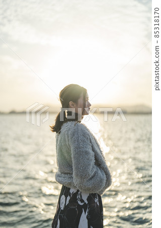 Female in the sea at dusk in winter 85318170