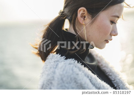 女性在冬天黃昏的海 女性在冬天黃昏的海 85318197