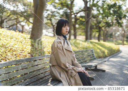 一個女人在冬季公園散步 85318671