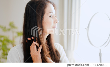 Senior female doing hair care 85320000