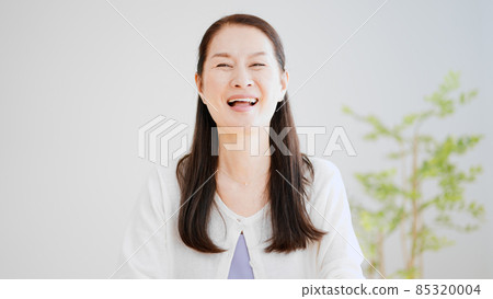 一位微笑的資深婦女 85320004