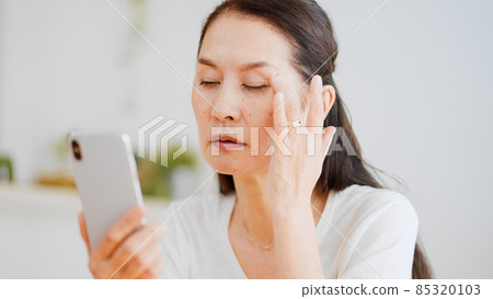 有看智能手機的眼睛疲勞的資深婦女 85320103