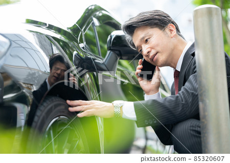 Businessman middle car tires Businessman middle car tires 85320607