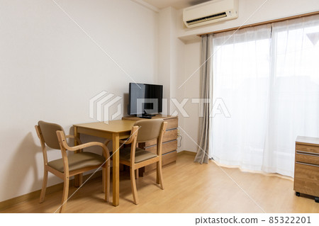 帶出租家具的老年人單間公寓的房間內 85322201