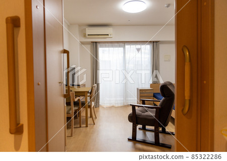 帶出租家具的老年人單間公寓的房間內 85322286