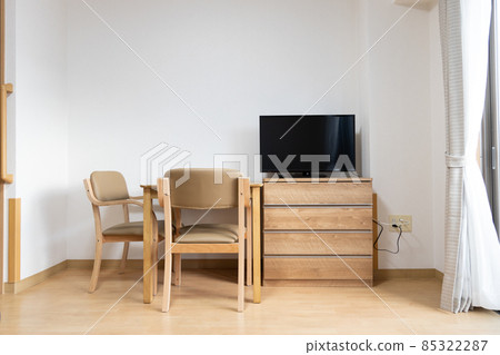 帶出租家具的老年人單間公寓的房間內 85322287