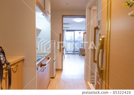 從帶出租家具的老人服務式房屋的前門望去 85322428