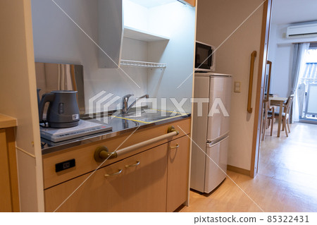 從帶出租家具的老人服務式房屋的前門望去 85322431