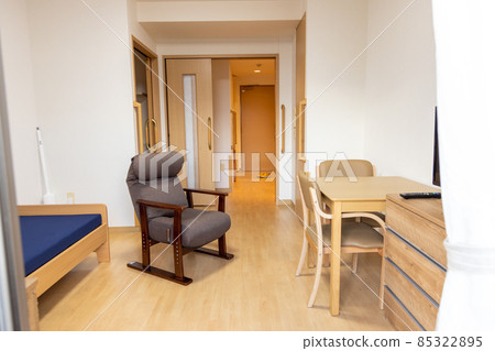 帶出租家具的老年人單間公寓的房間內 85322895