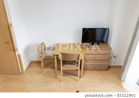 帶出租家具的老年人單間公寓的房間內 85322901