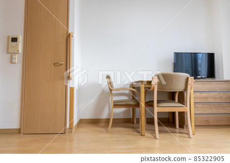 帶出租家具的老年人單間公寓的房間內 85322905