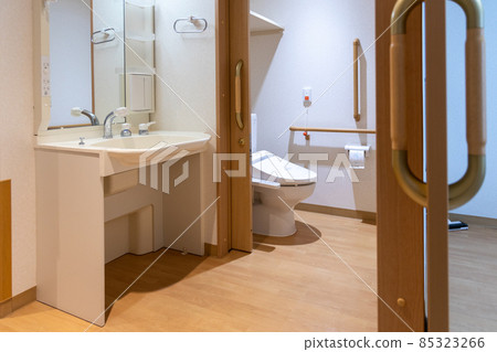 長者住宅設有帶扶手的廁所和洗手間 長者住宅設有帶扶手的廁所和洗手間 85323266