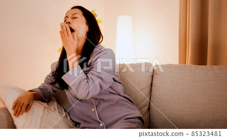 Senior female yawning 85323481