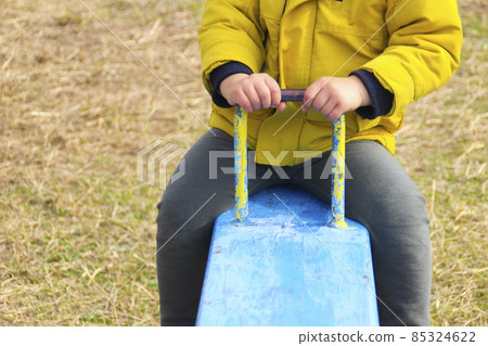 Child riding a seesaw (3 years old / boy) 85324622