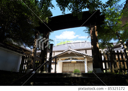 The precincts of Mr. Yamazaki, the lord of the Nariwa feudal lord, over the mountain gate of Keigonji Temple The precincts of Mr. Yamazaki, the lord of the Nariwa feudal lord, over the mountain gate of Keigonji Temple 85325172