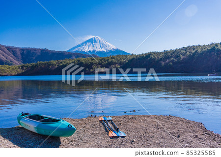 [山梨縣] 錦湖湖畔的獨木舟和富士山 85325585