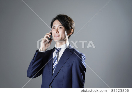商人呼叫灰色背景 85325806