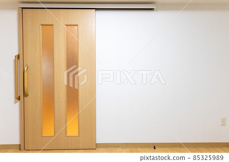 Sliding door with handrail Sliding door of elderly condominium with handrail 85325989