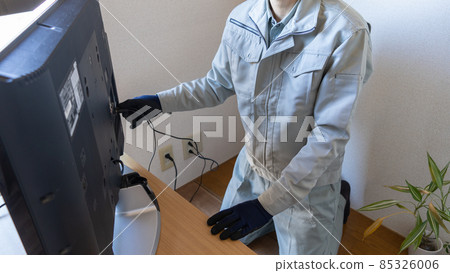 Image of TV wiring worker / TV wiring service Image of TV wiring worker / TV wiring service 85326006