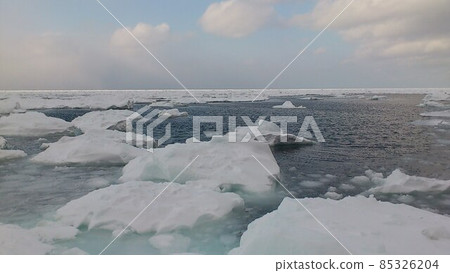 Drift ice in Utoro, Shiretoko Peninsula 85326204