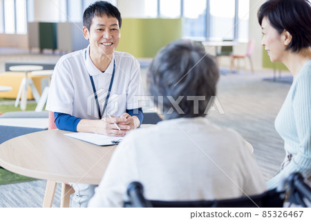 Facility staff explaining to parents and children of long-term care Photo cooperation "LINK FOREST] 85326467