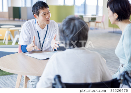 Facility staff explaining to parents and children of long-term care Photo cooperation "LINK FOREST] 85326476