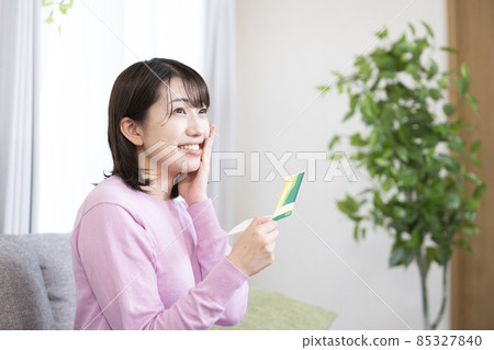 看到存摺很高興的女人 看到存摺很高興的女人 85327840