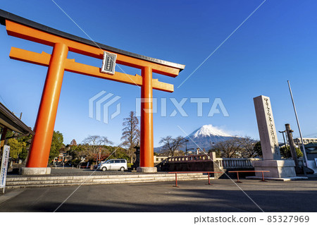 Mt. Fuji Hongu Sengen Taisha Otorii and Mt. Fuji in Fujinomiya City, Shizuoka Prefecture 85327969