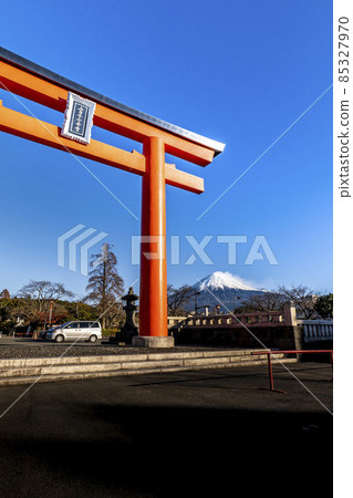 靜岡縣富士宮市的富士山本宮淺間大社大鳥居和富士山 靜岡縣富士宮市的富士山本宮淺間大社大鳥居和富士山 85327970