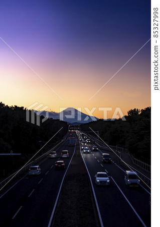 Silhouette of National Highway No. 134 and Mt. Fuji at dusk in Chigasaki City, Kanagawa Prefecture Silhouette of National Highway No. 134 and Mt. Fuji at dusk in Chigasaki City, Kanagawa Prefecture 85327998