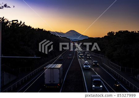 Silhouette of National Highway No. 134 and Mt. Fuji at dusk in Chigasaki City, Kanagawa Prefecture 85327999