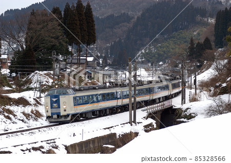 Hokuriku Main Line Isurugi-Kurikara JR West 485 series Y13 + Y02 formation (Kanazawa) Shirasagi Hokuriku Main Line Isurugi-Kurikara JR West 485 series Y13 + Y02 formation (Kanazawa) Shirasagi 85328566