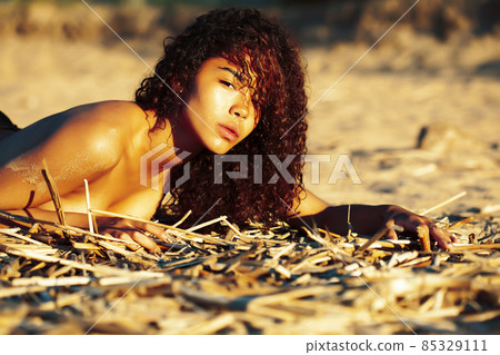 young pretty african curly girl on sunset on beach sexy looking, lifestyle people concept 85329111