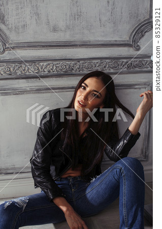 young brunette woman in leather jacket at vintage wall, lifestyle people concept 85329121